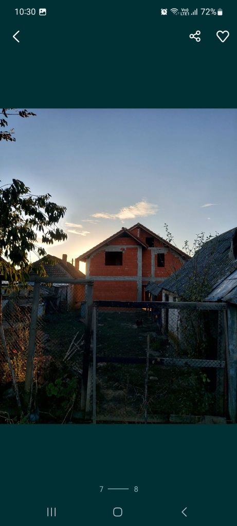 Vand casa la rosu, Sarbi