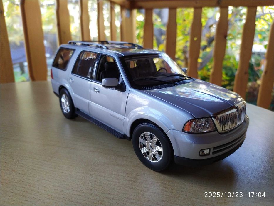 1:18 Метален модел на Lincoln Navigator 2005 Welly