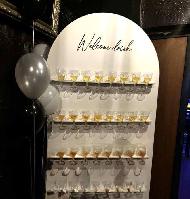 Пано / стена за чаши “ Welcome drink “ за украса - под наем