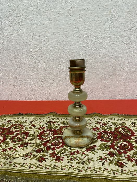 Настолна лампа месинг и оникс Италия 1960те години