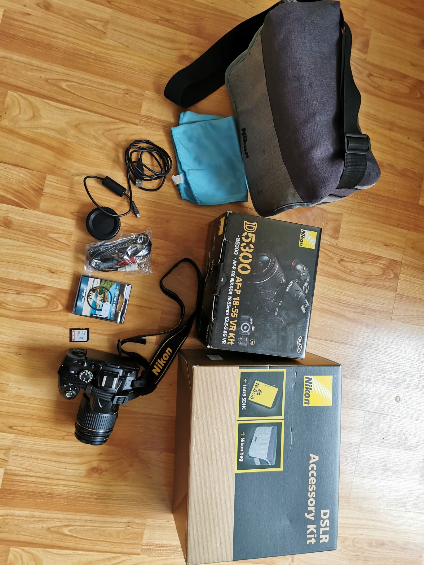 Продавам фотоапарат Nikon D5300.