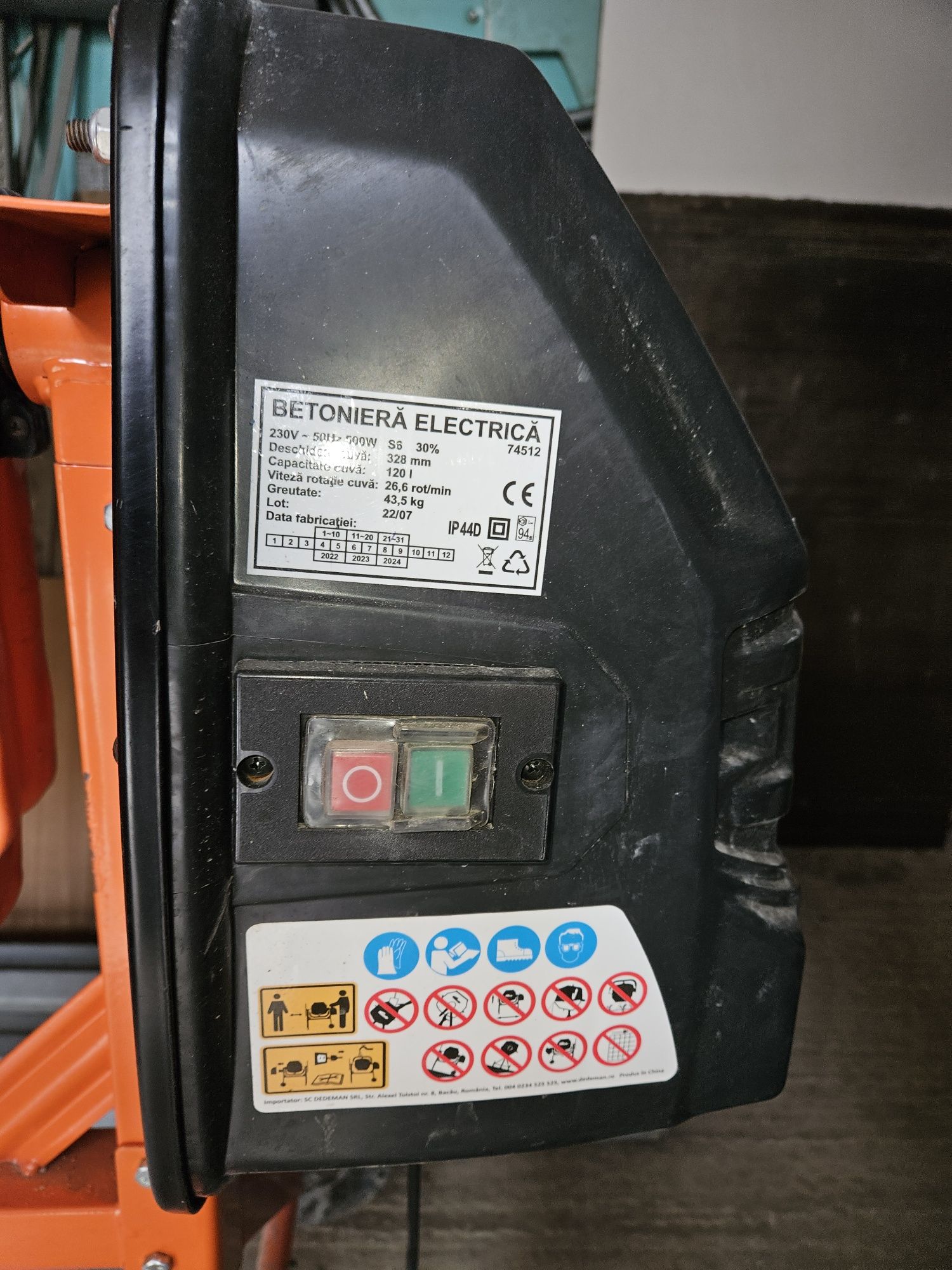 Betoniera electrică 220V, 120L, 45 kg greutate proprie. Preț  750 neg.