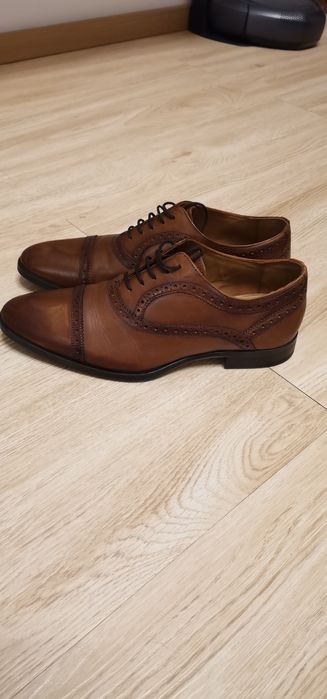 Vând pantofi eleganți de bărbați.