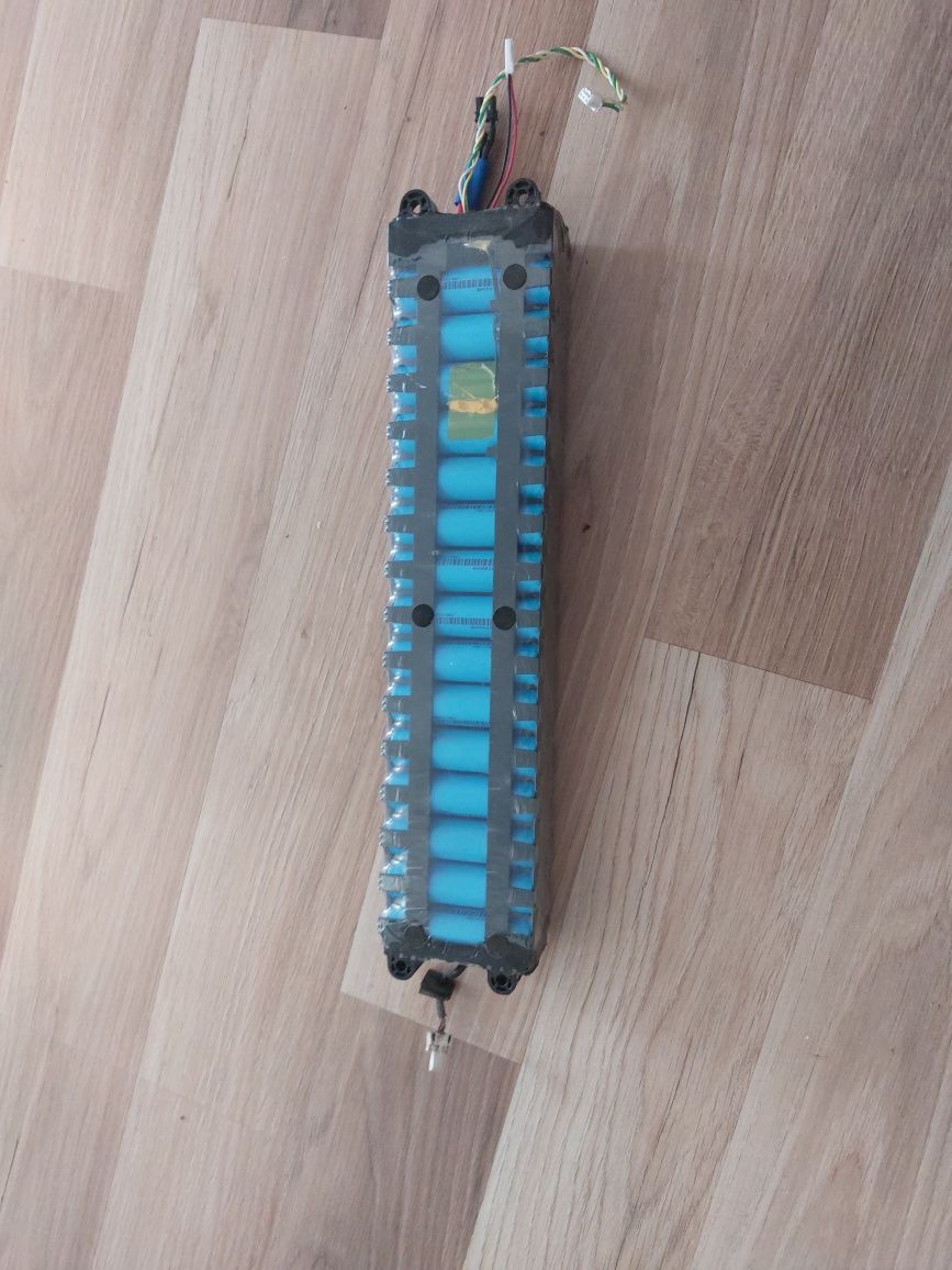 Vând baterie trotineta xiaomi m365
