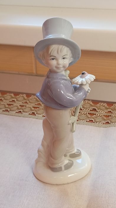 Vand bibelou porțelan lucios colorat superb,stare perfecta