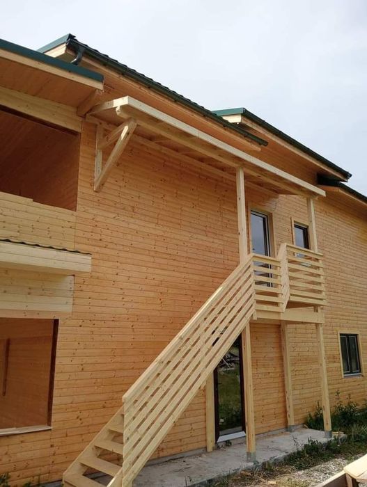 Casa
Realizată cu următoarele materiale:
Structura cabanei va