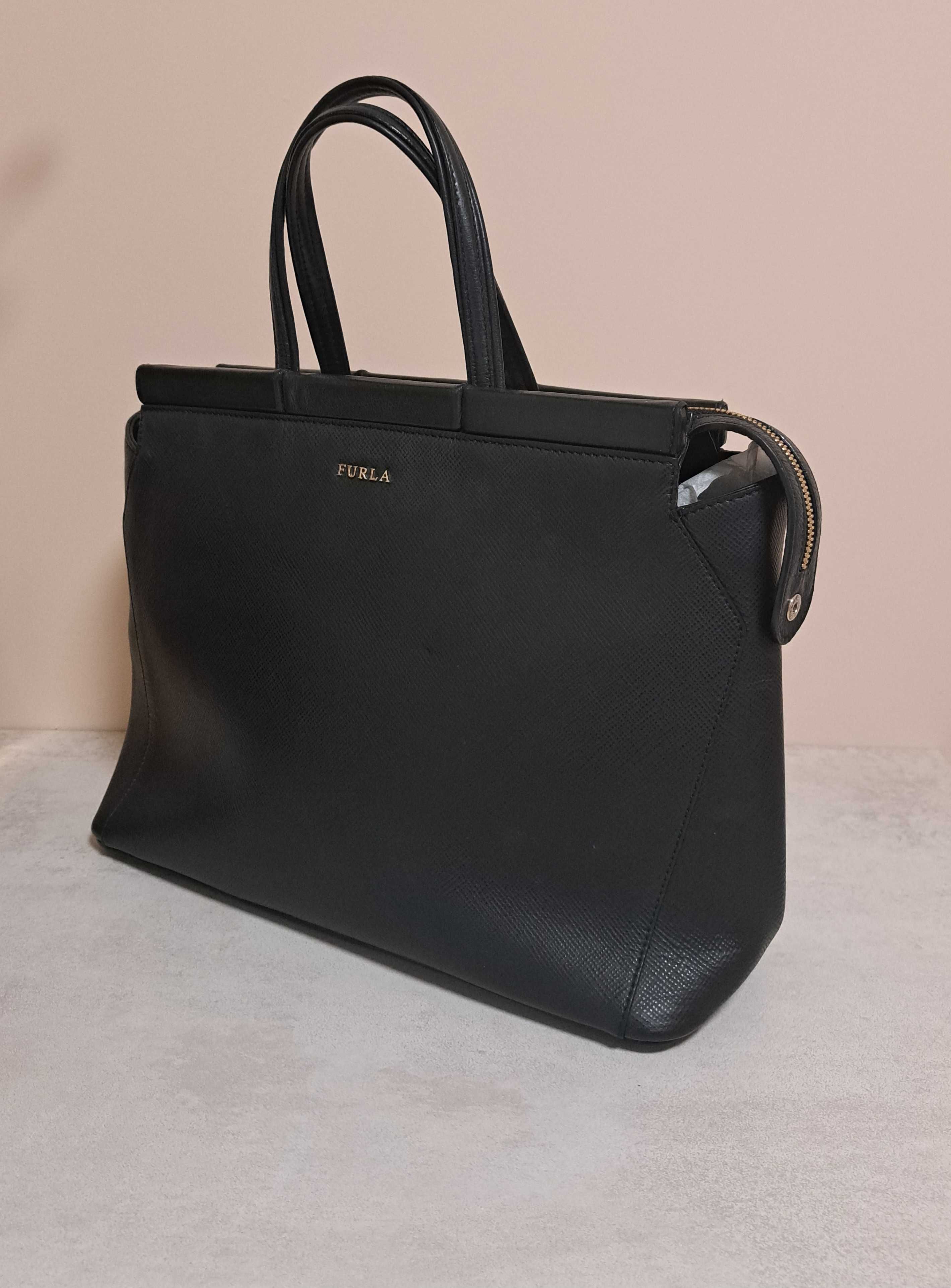 Класическа черна чанта Furla