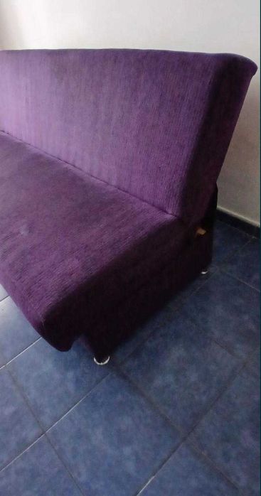 Canapea extensibilă cu ladă de depozitare spațioasă