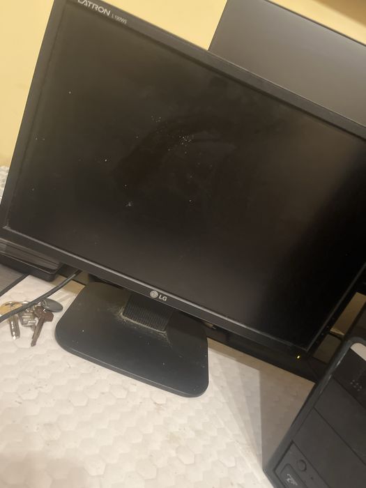 Компютър Delux и монитор LG