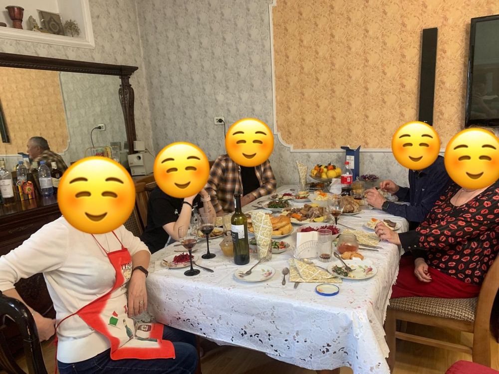 Продается стол с 6 стульями