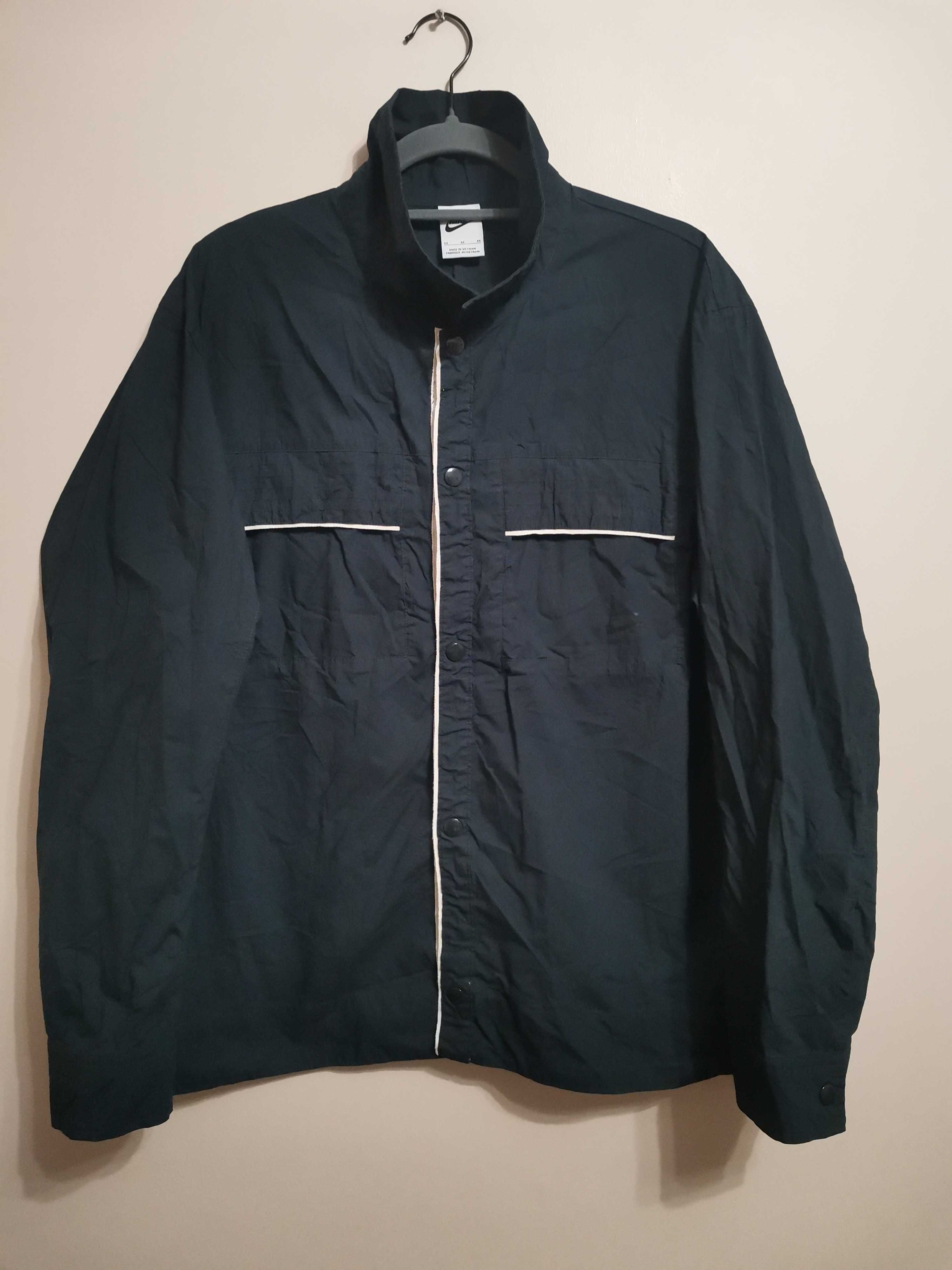 NIKE SPORTSWEAR Style Essential Shirt.