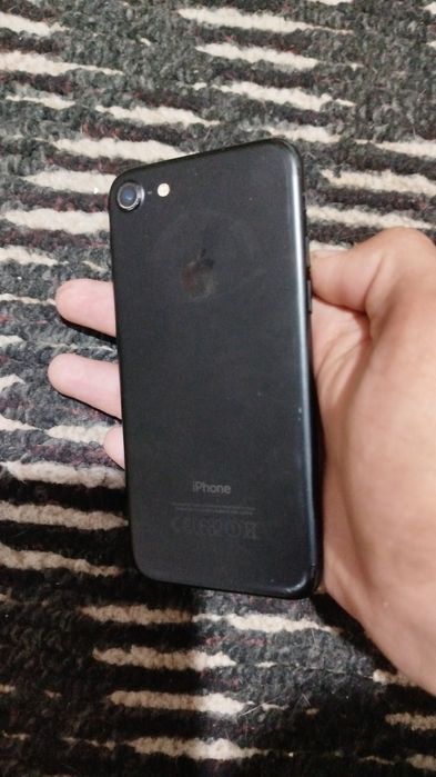 iPhone 7 sotiladi qora
