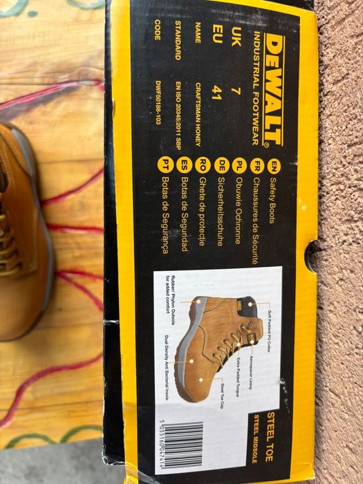 Vând bocanci profesionali DeWALT