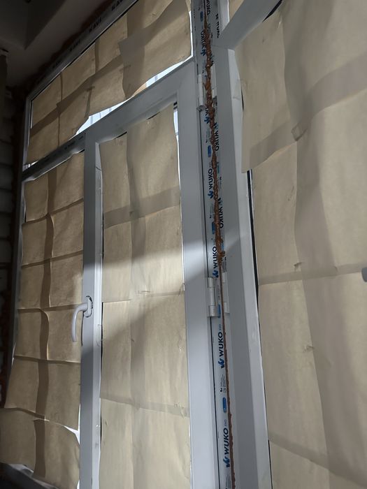 Пластик терезе сатылады,домда балконды жауып турган