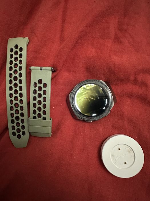 Huawei gt2e defect, se vinde pt piese, incarcator, curea!