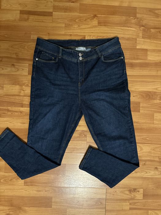 Vand 2 perechi de blugi