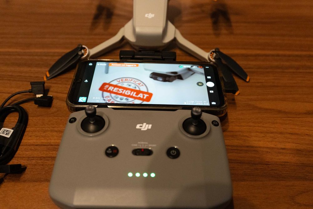 DJI Mini 2 SE + 1 acumulator și card SanDisk 16GB