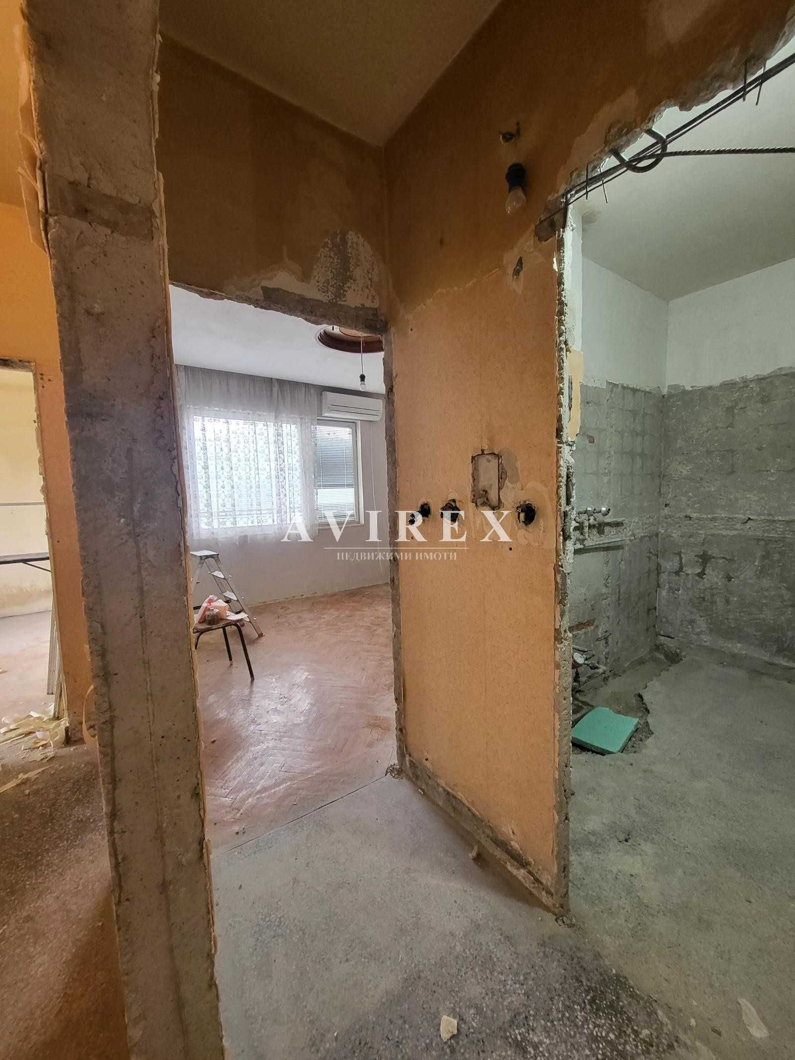 Тристаен апартамент в Христо Смирненски