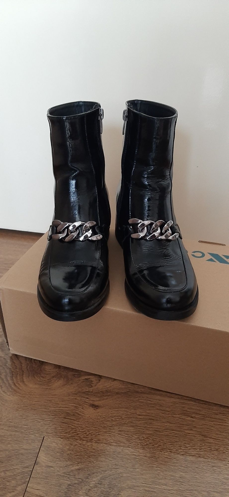 Дамски черни обувки и боти от естествена кожа