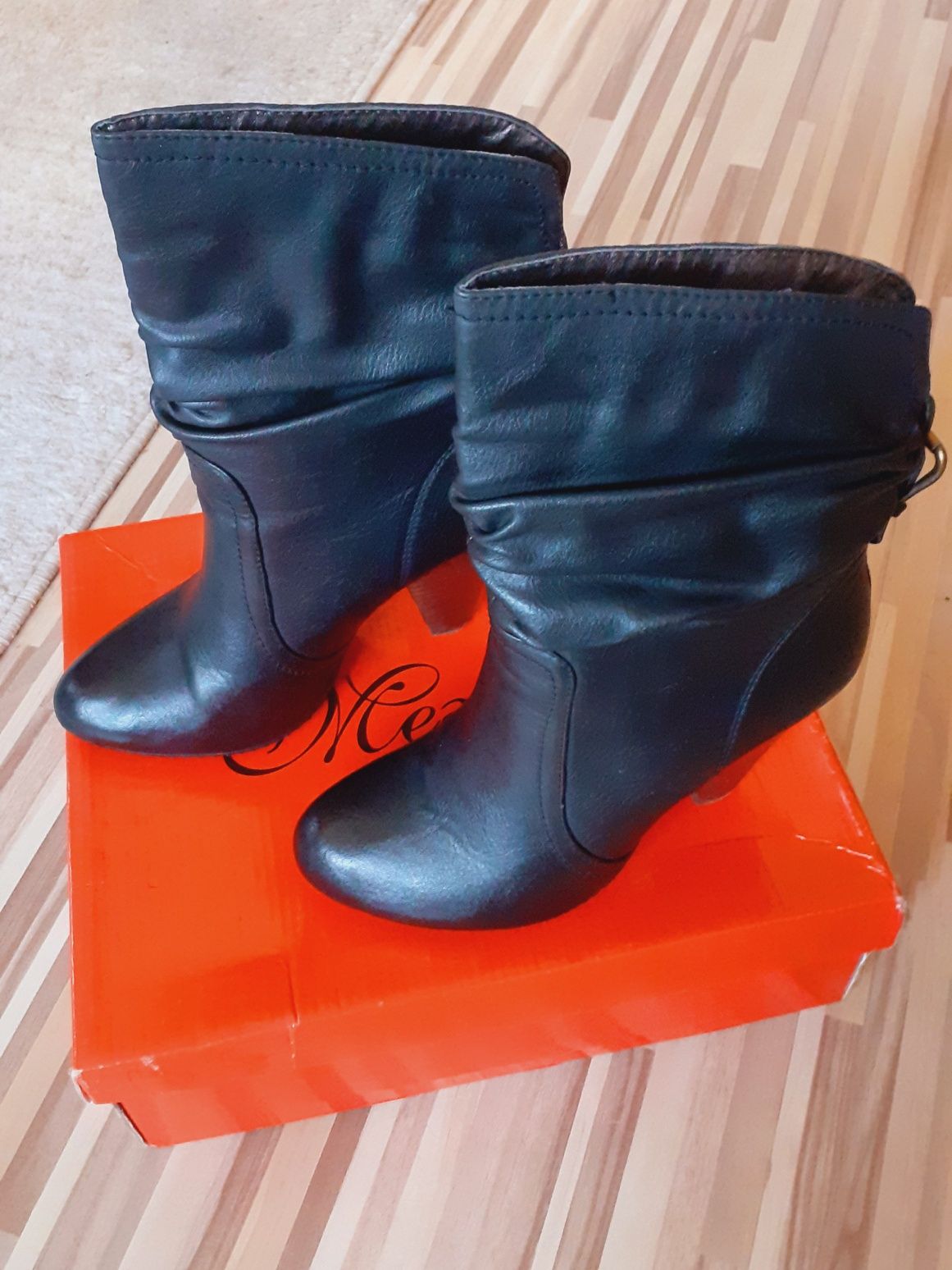 Продавам - Дамски черни боти - 35 номер