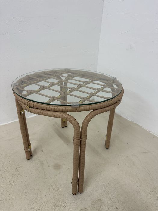 Кръгла градинска масичка от ратан и подсилено стъкло Outsunny