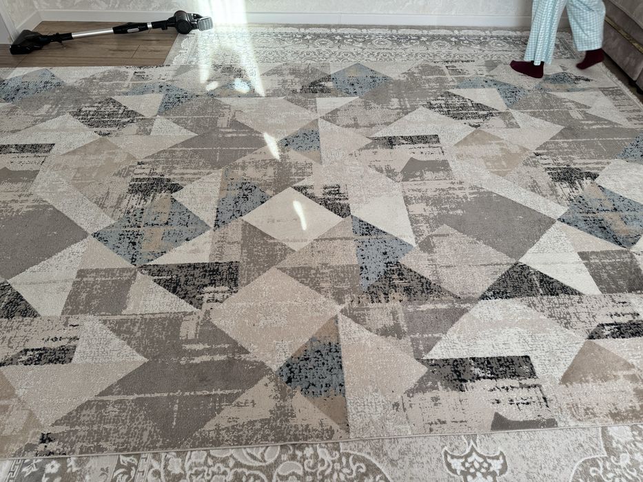 Ковер 2 на 4  в отличном  состоянии  продаю  в свящи с переездом