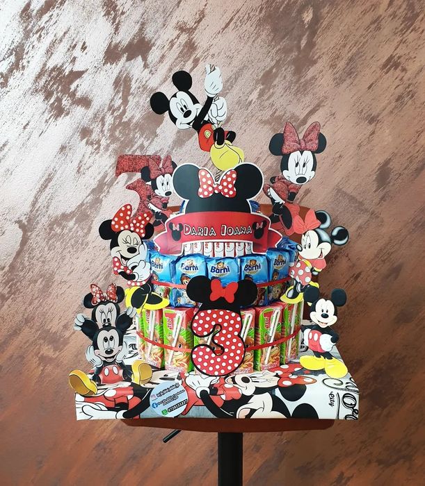 Tort din dulciuri ambalate