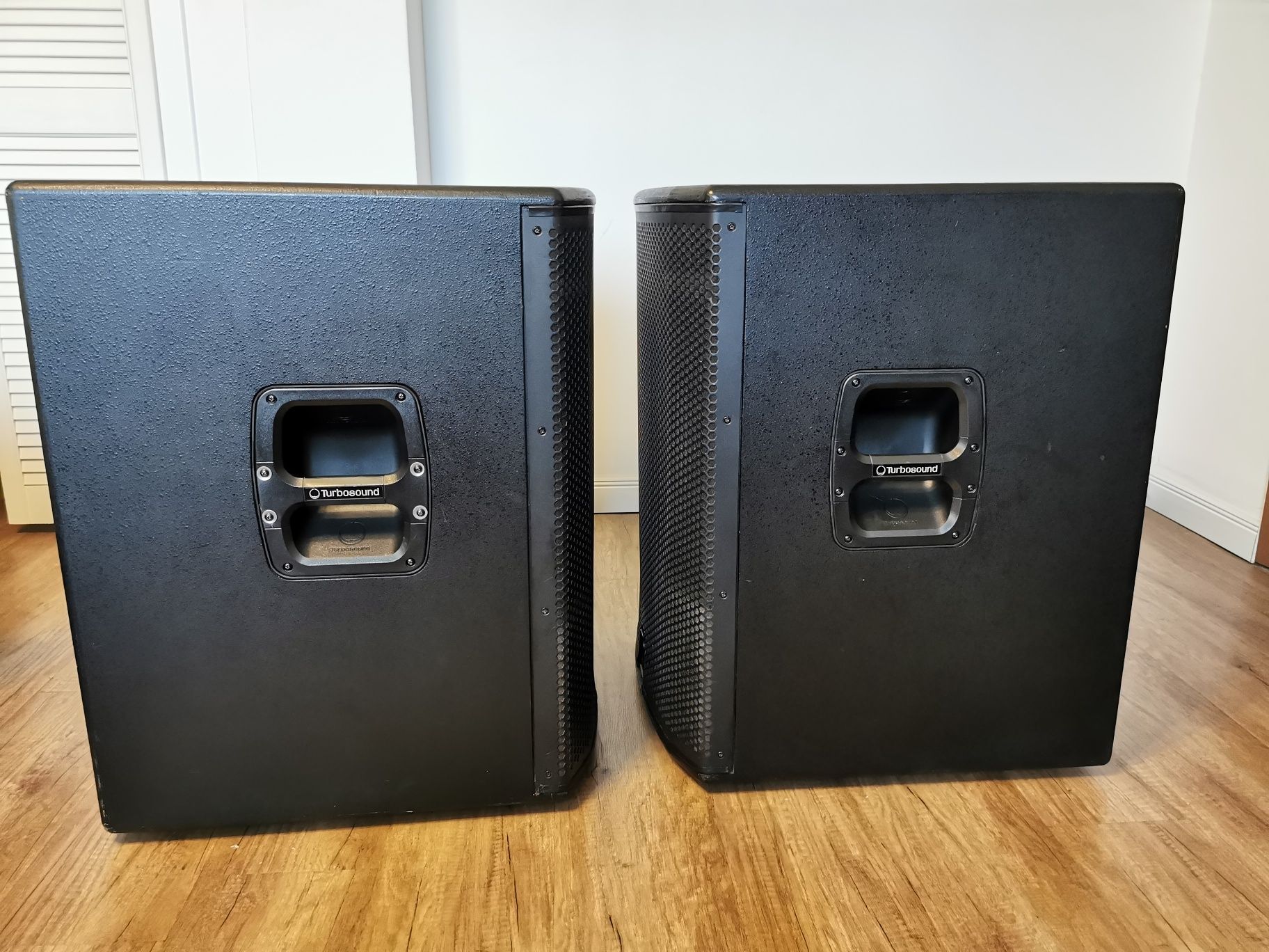Vând 2 subwoofere active 18 inchi Turbosound IQ18B +huse, roți,cabluri