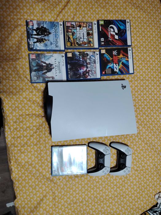 Продавам PS5 + два контролера и 7 игри