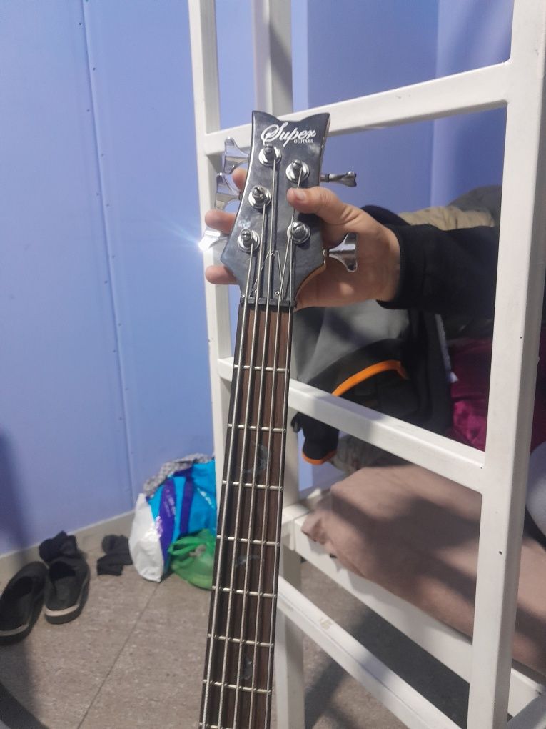 Elektr gitara oldigi rassiskisi