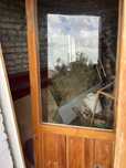 Продам деревянную дверь с стеклом