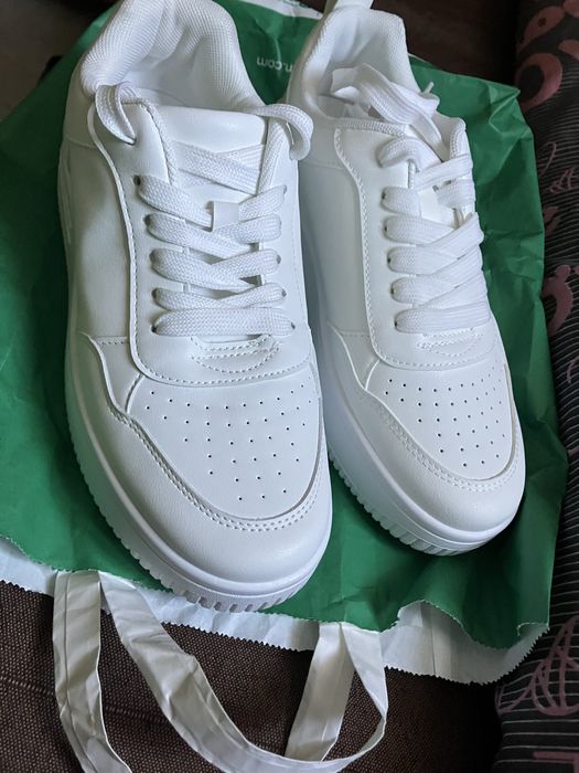 Чисто нови дамски бели кецове