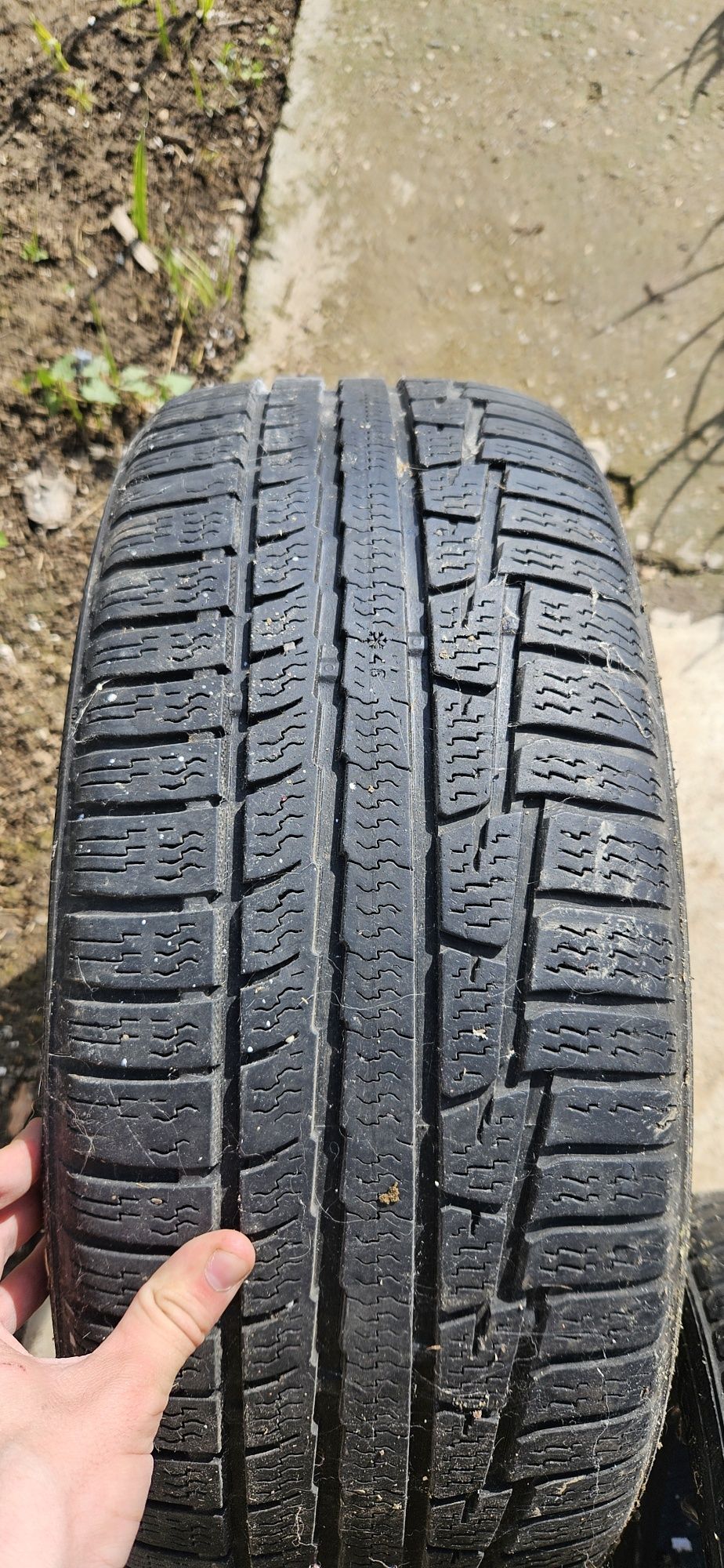 Vând anvelope M+S 215/50 R17