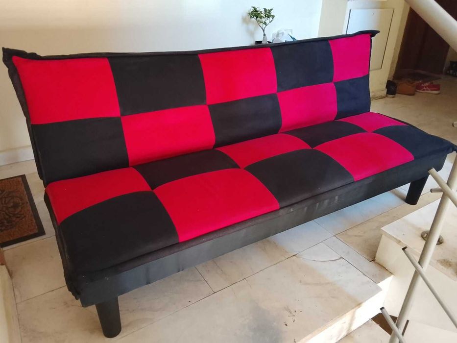 Лек и практичeн диван с функция за сън.