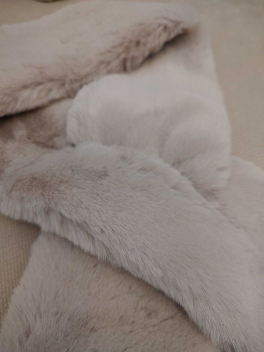 Guler din blana artificiala, nude, foarte moale,nou fara eticheta
