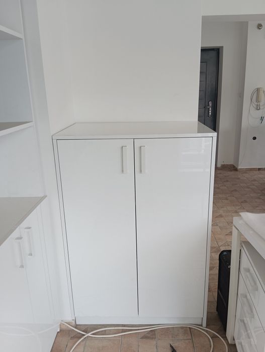 Офис мебели бели