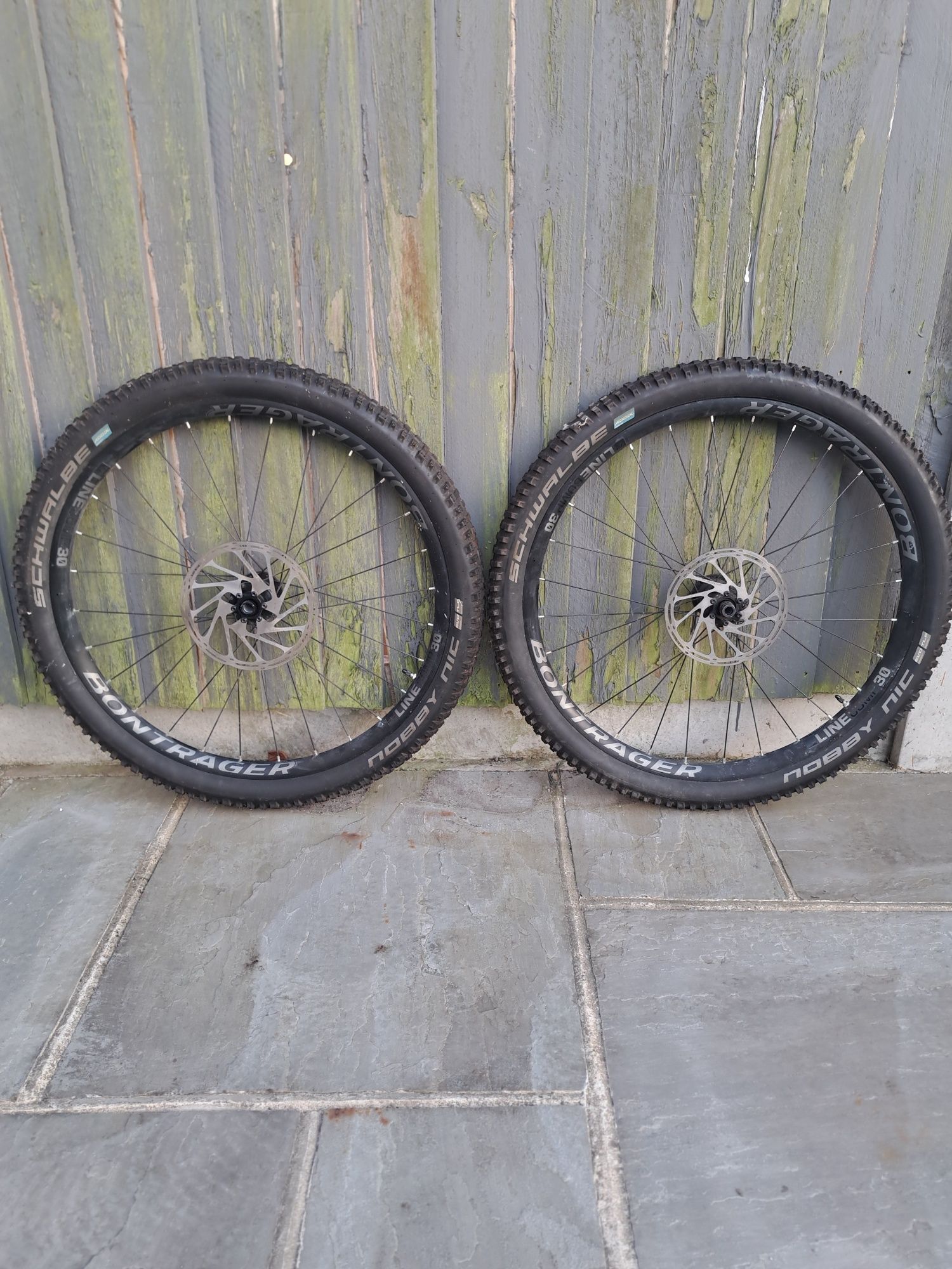 Капли Bontrager Line Comp 30 TLR 27.5 Disc Mountain Bike Wheels in Bla