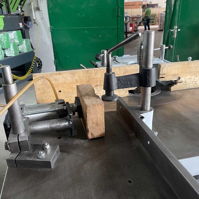 Masina de frezat cu masa mobila Schneider - reconditionat