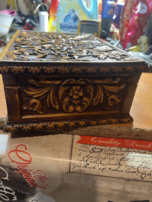 Cutie bijuterii din lemn de nuc decorativa anul 1960