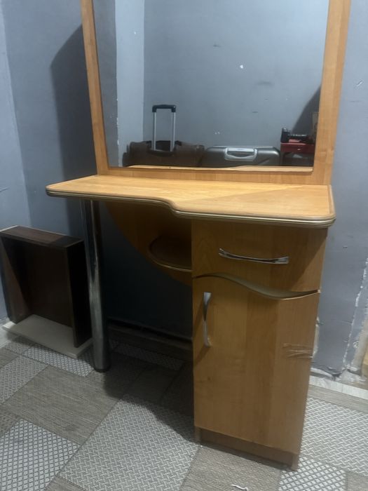 Продам туалетный столик с зеркалом