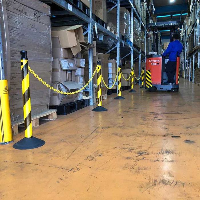 Stalp Delimitare Reflectorizant Negru-Galben cu Lanț 87cm