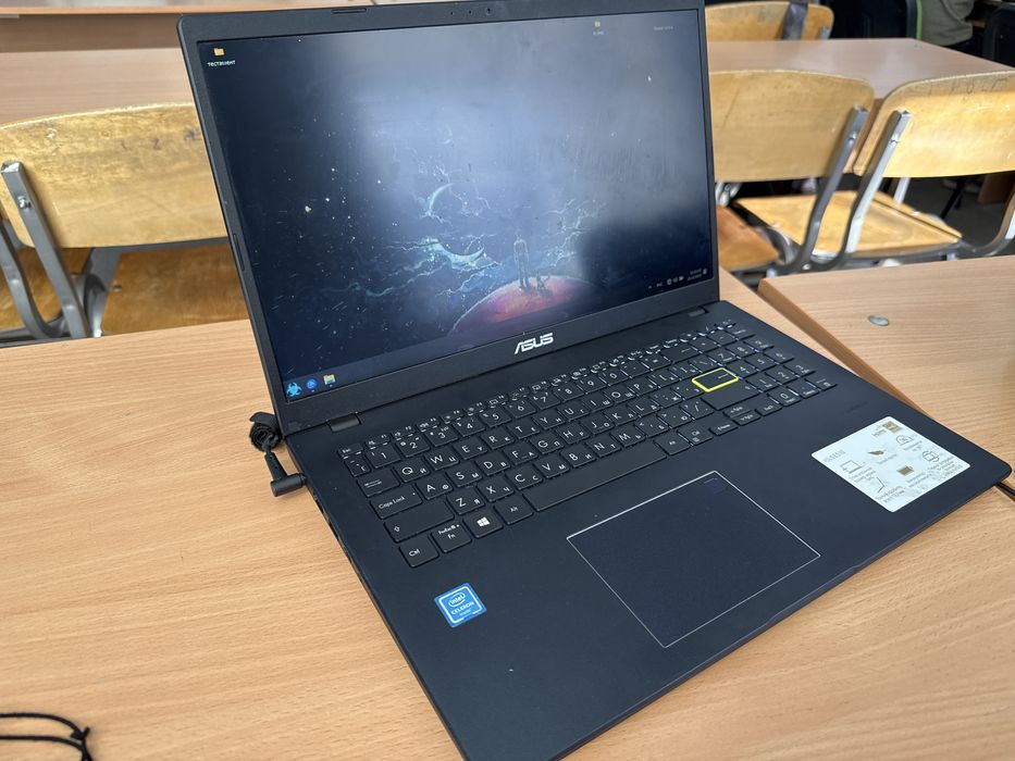 Asus E510Ma со сканером отпечатка пальцев