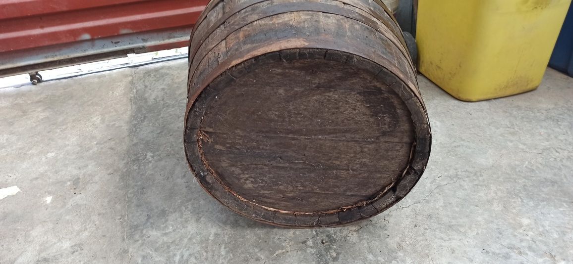 Vând butoi plastic alimentar(200L)și lemn (100L)
