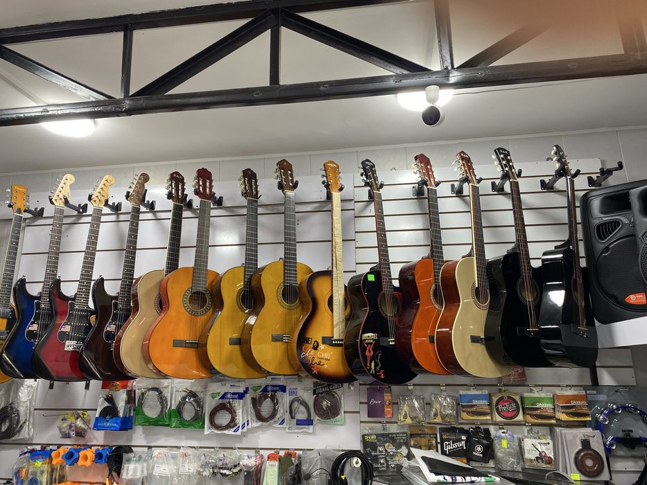 Gitaralar sotiladi holati yaxshi va idiyalni