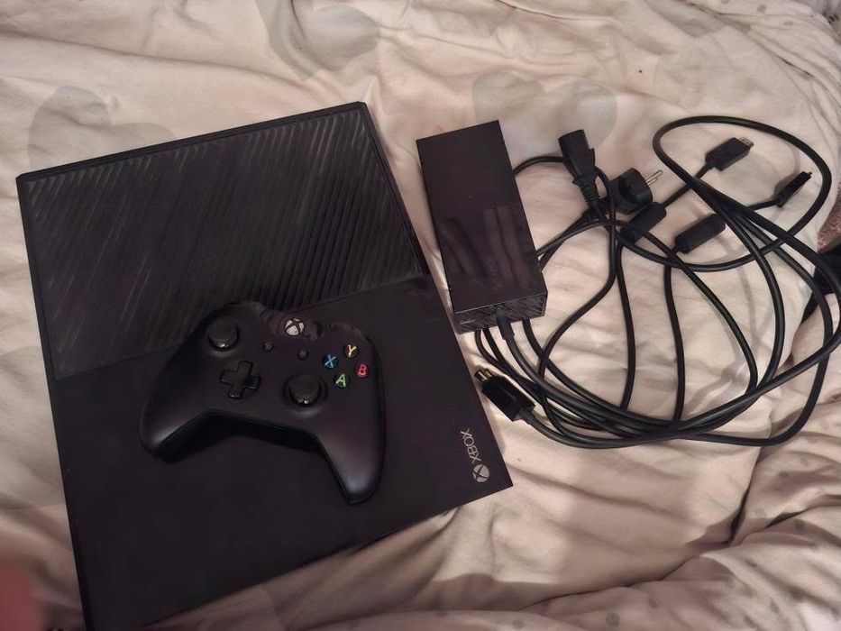 Здравейте продам този Xbox one със джостик и два диска