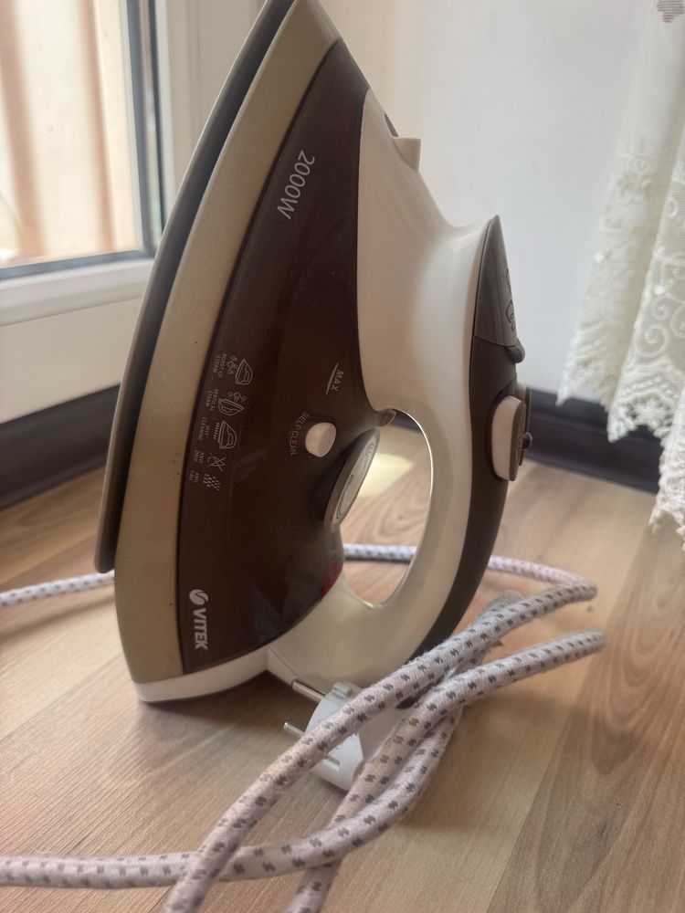 Утюг Vitek 2000w почти новый