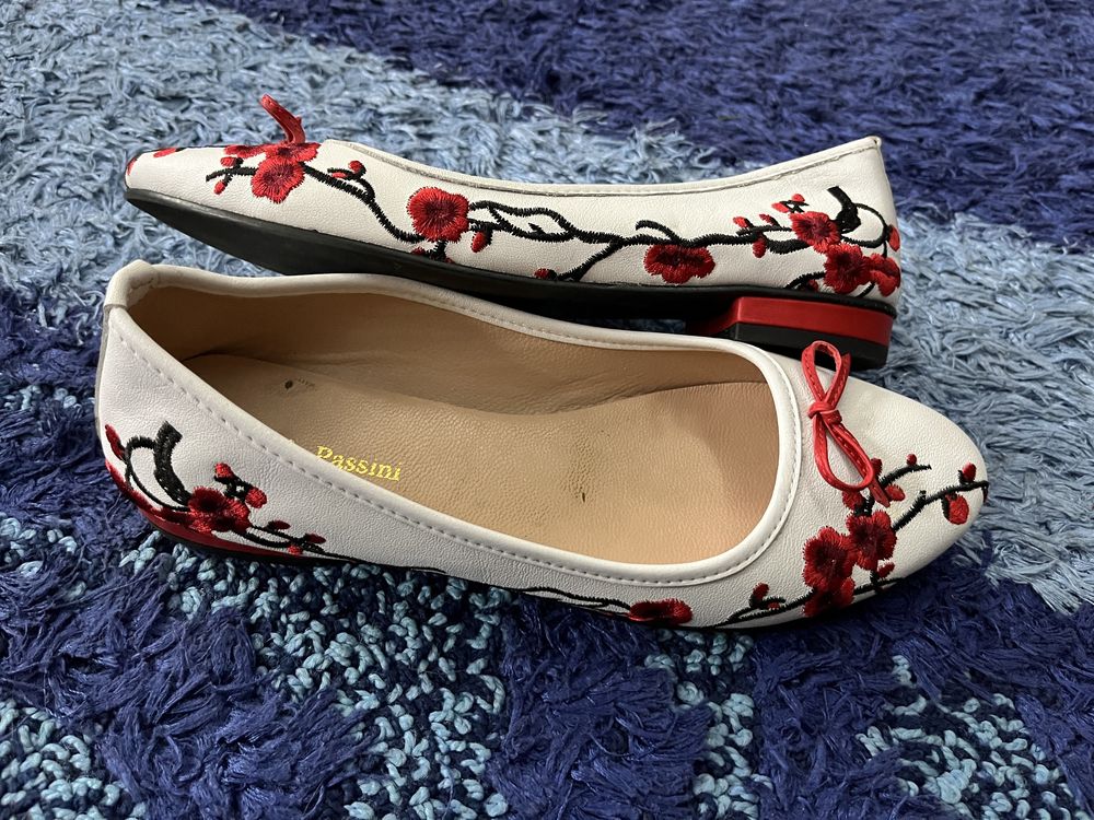 Pantofi dama Flavia Passini albi cu model floral rosu 39