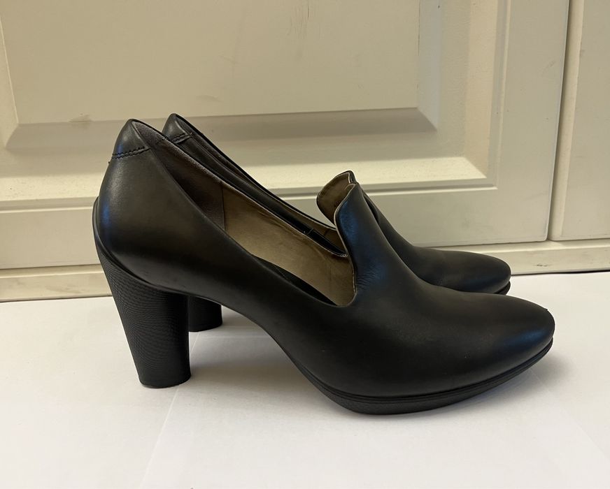 Туфли женские Ecco 40 размер на каблуке офисные черные кожаные