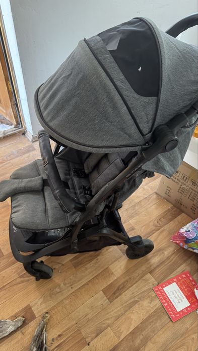 Продам легкую прогулочную коляску