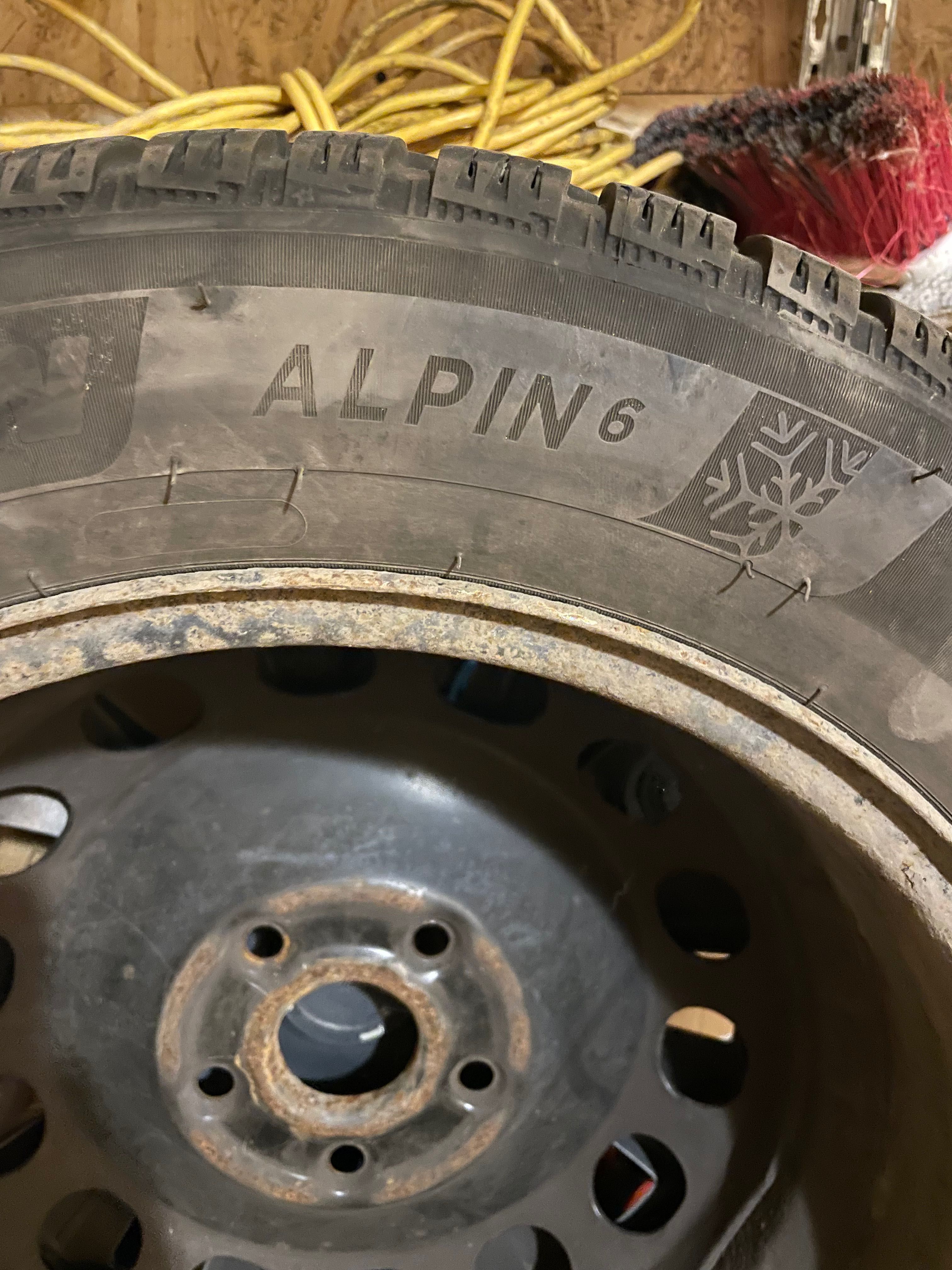 Vand 4 anvelope Michelin Alpin 6 - 205/55R16 si 4 jante de tabla